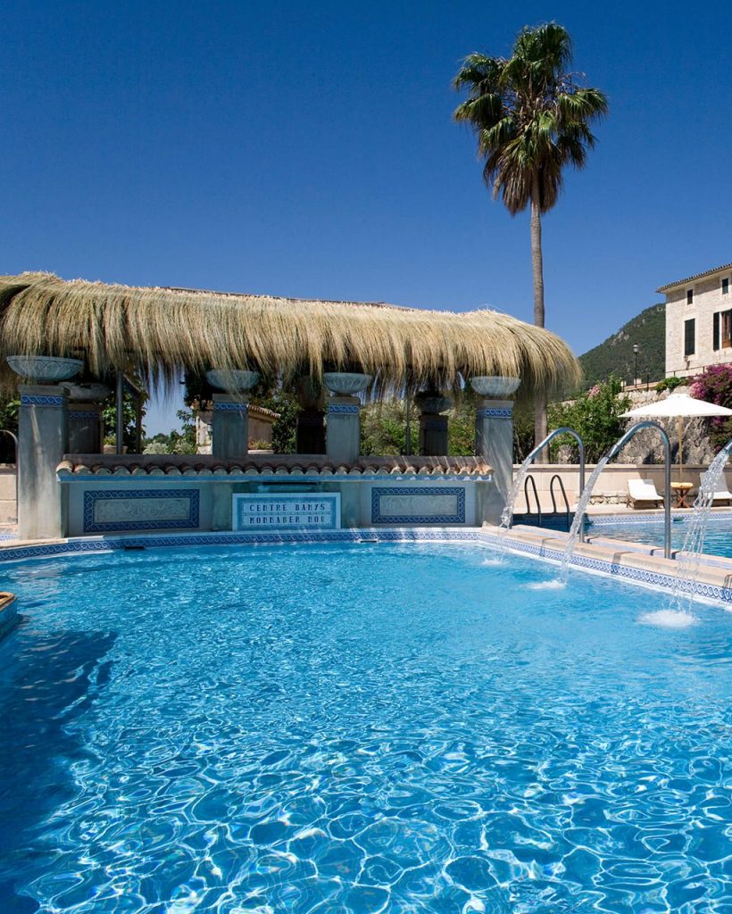 web-luxury-hotel-and-a-swimming-pool-with-showers-on-a-2026-03-26-04-47-04-utc (1) Kopie (1)